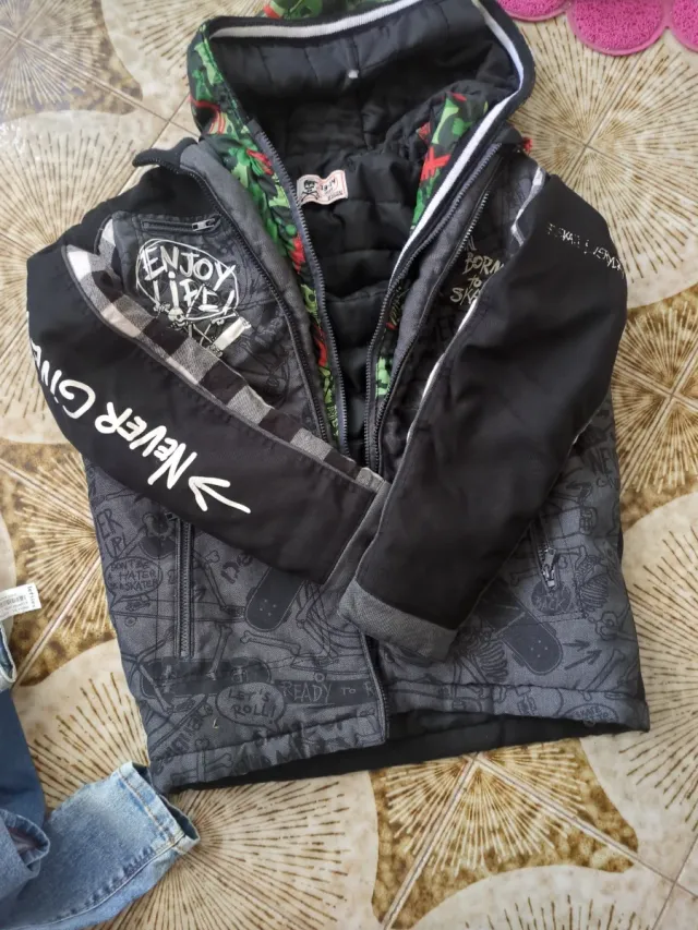 Abrigo niño estampado skate desigual