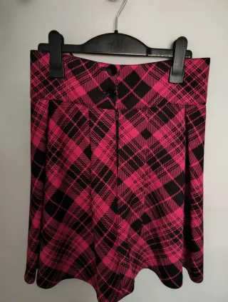 Falda de cuadros rosa y negra hecha a mano