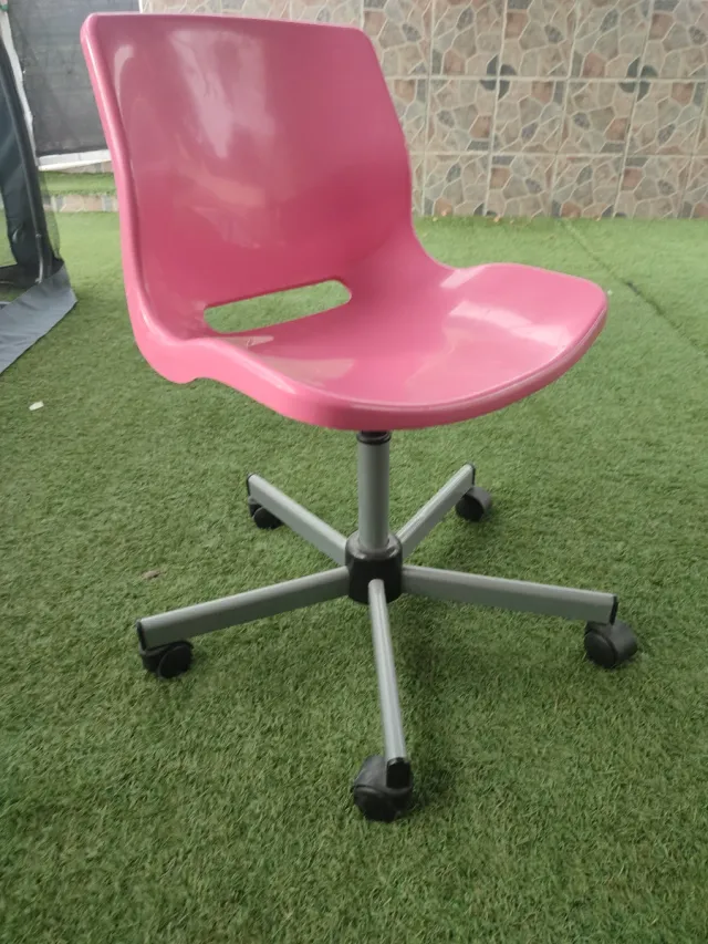 Silla infantil rosa giratoria