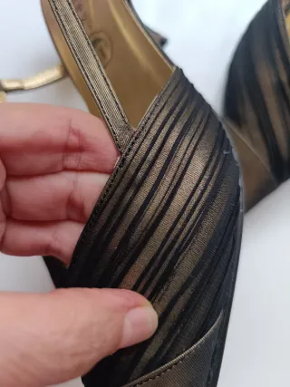 Zapatos de tacón negros y dorados