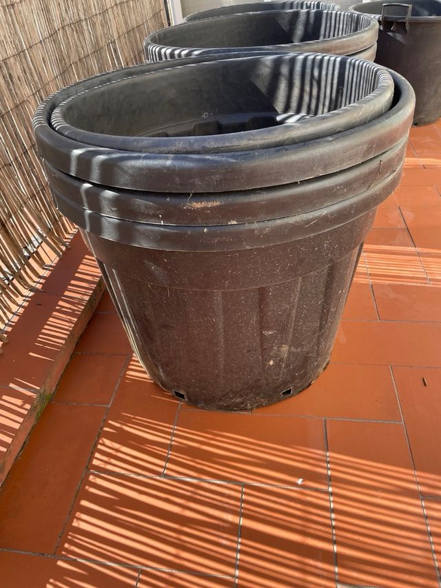 Macetas grandes de plástico (negras)