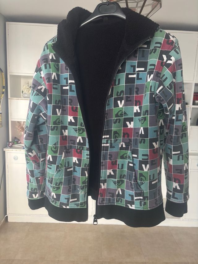 Chaqueta Quiksilver capucha forro pelo estampado
