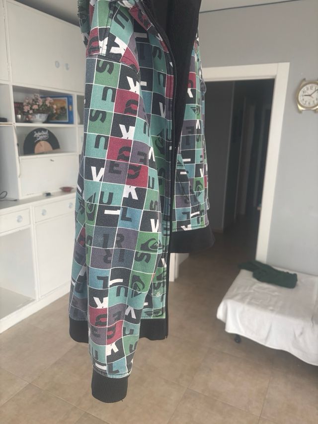 Chaqueta Quiksilver capucha forro pelo estampado