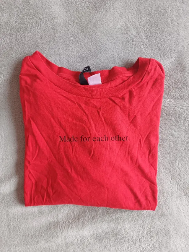 Camiseta H&M roja con texto