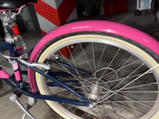Bicicleta BTWIN azul y rosa con cesta
