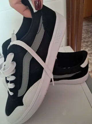Zapatillas Vans Negras y Blancas