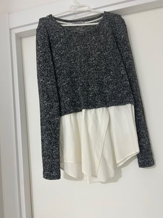 Jersey gris y blanco con capa