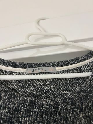 Jersey gris y blanco con capa