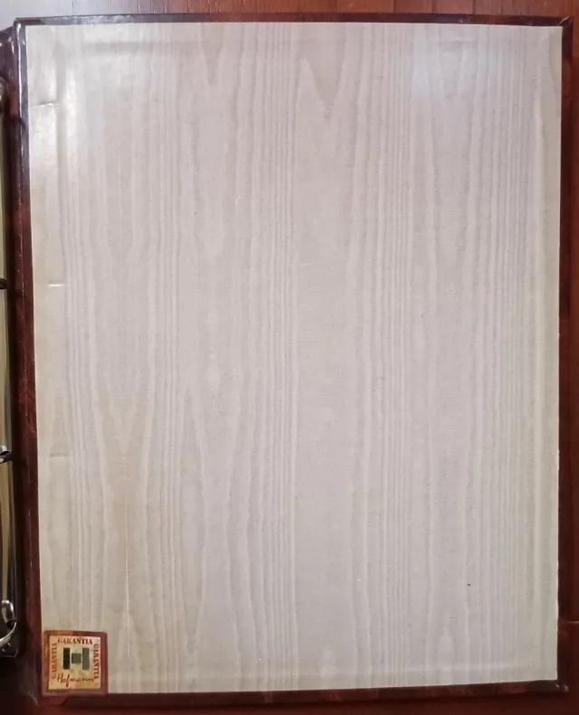 Álbum de fotos marrón con detalles dorados