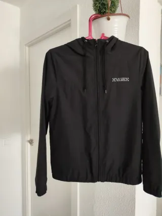 Chaqueta Vans Negra con Capucha. Unisex