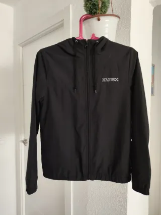 Chaqueta Vans Negra con Capucha. Unisex