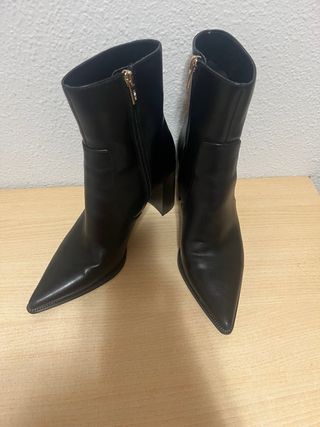 Botines negros punta pico tacón
