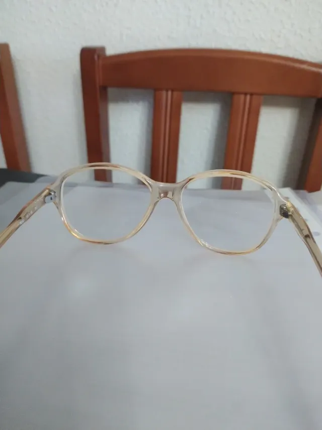 Montura de gafas beige y dorada