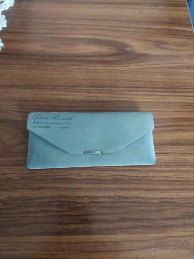 Montura de gafas beige y dorada