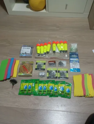 Lote artículos pesca: flotadores, anzuelos, nylon