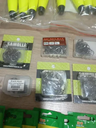 Lote artículos pesca: flotadores, anzuelos, nylon