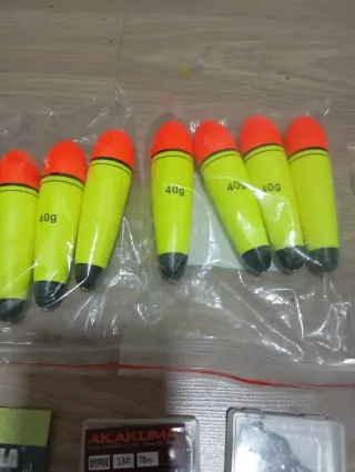 Lote artículos pesca: flotadores, anzuelos, nylon