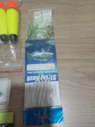Lote artículos pesca: flotadores, anzuelos, nylon
