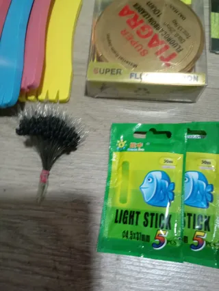 Lote artículos pesca: flotadores, anzuelos, nylon