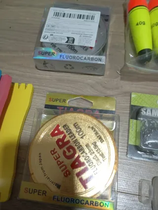 Lote artículos pesca: flotadores, anzuelos, nylon
