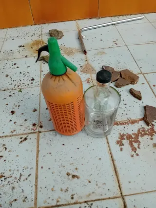 2 Botellas de Vidrio y Plástico