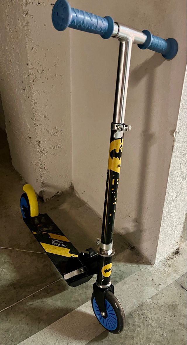 Patinete infantil Batman ( apenas uso )