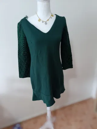 Vestido verde con mangas estampado en relieve