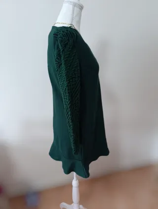 Vestido verde con mangas estampado en relieve