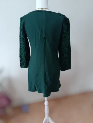 Vestido verde con mangas estampado en relieve