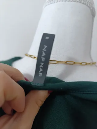 Vestido verde con mangas estampado en relieve