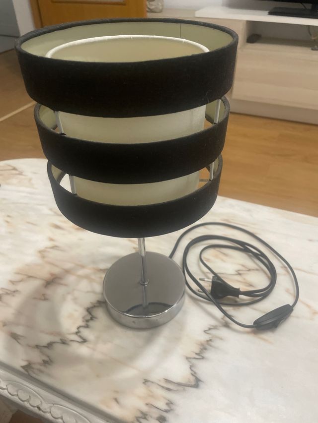 Lámpara de mesa moderna