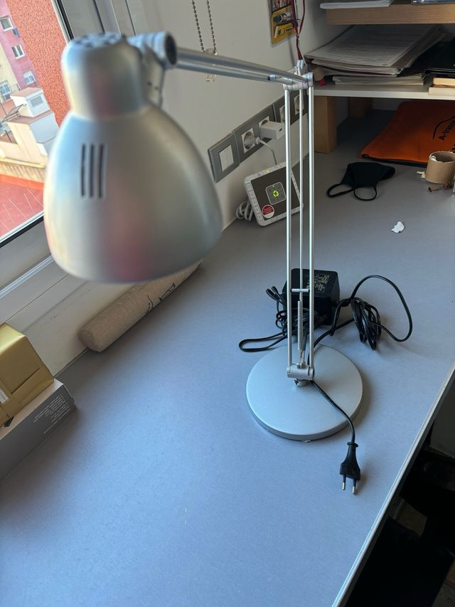 Lámpara de escritorio plateada y negra