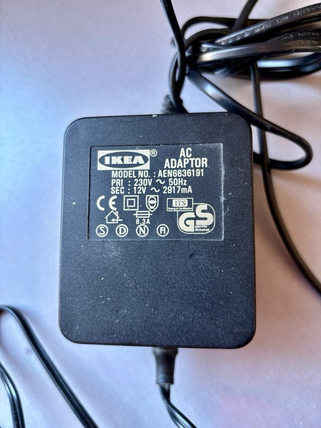 Lámpara de escritorio plateada y negra