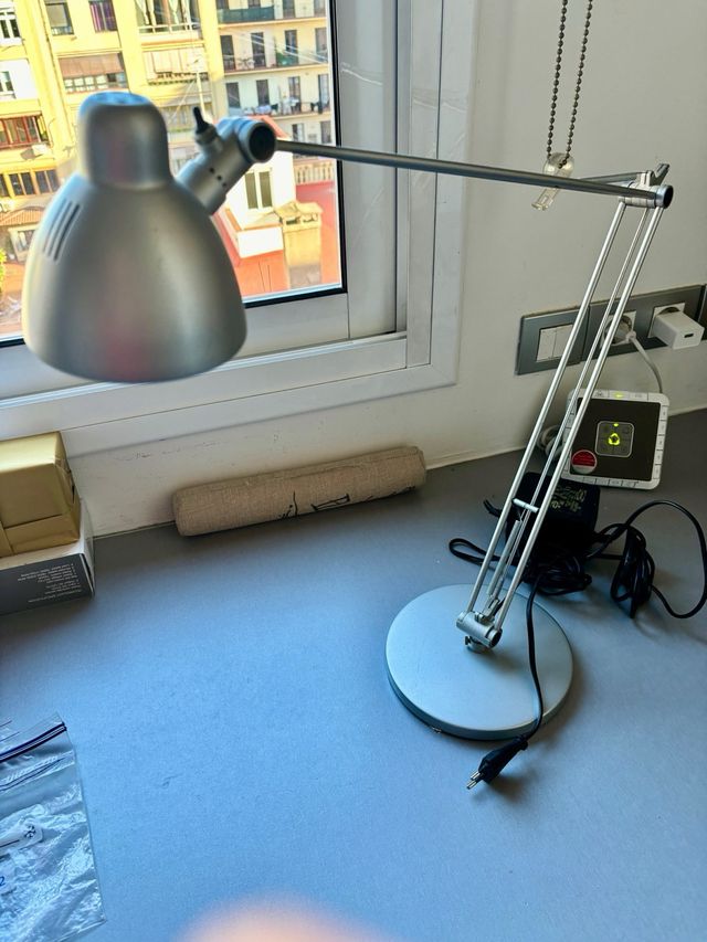 Lámpara de escritorio plateada y negra