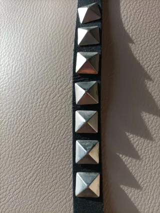 Pulsera con tachuelas plateadas