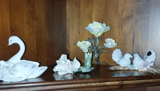 Figuras decorativas cisne, flores y palomas
