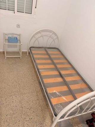 Cama individual metálica blanca y mesita de noche