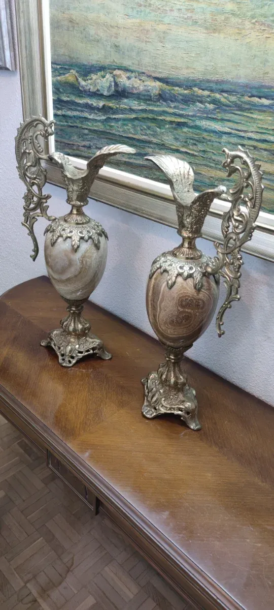 Dos jarrones de Época en Bronce y Mármol