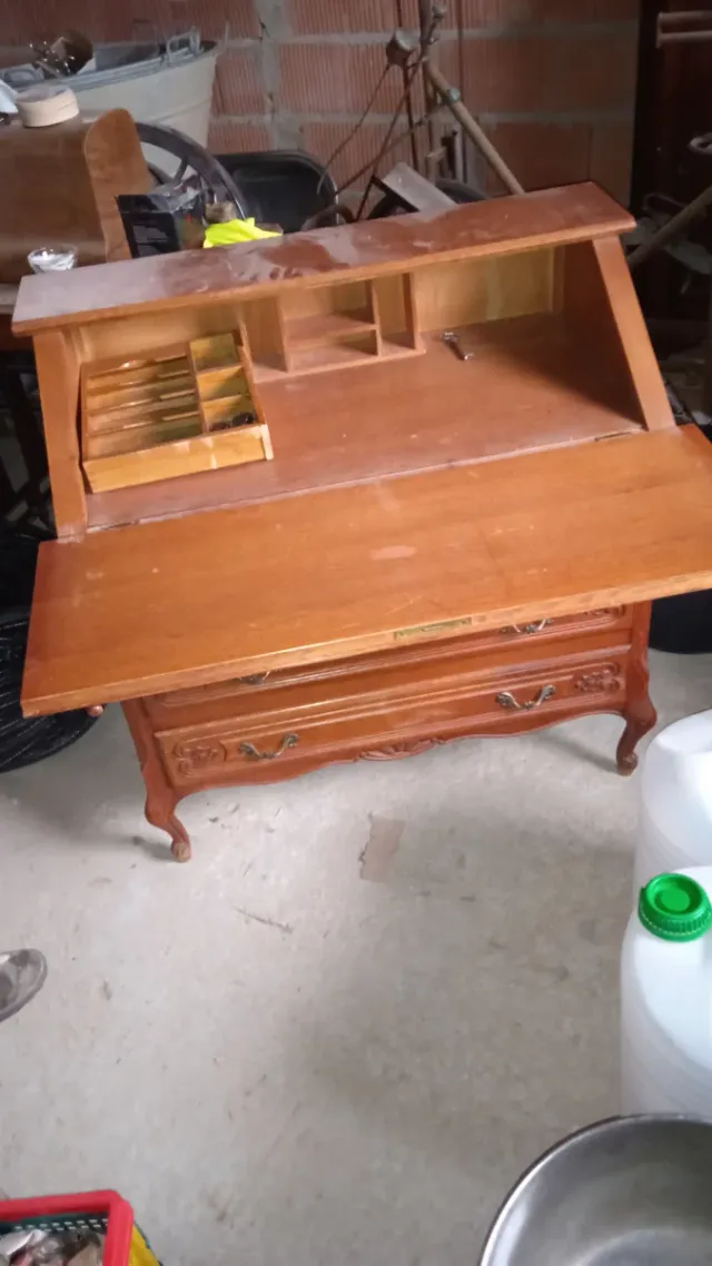 Escritorio antiguo de madera