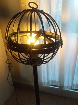 Lampada in ferro battuto a forma di sfera dell'universo