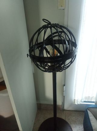 Lampada in ferro battuto a forma di sfera dell'universo