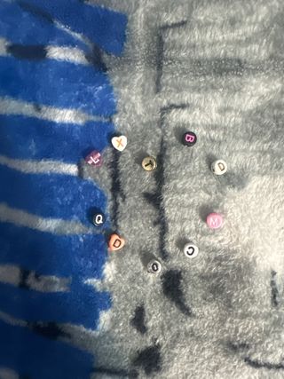 Letras para pulseras multicolores