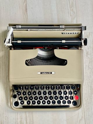Macchina da scrivere Olivetti Lettera 22