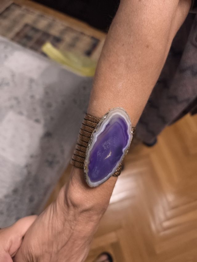 Pulsera dorada con piedra semipreciosa