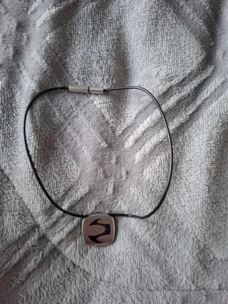 Collar con colgante plateado y negro