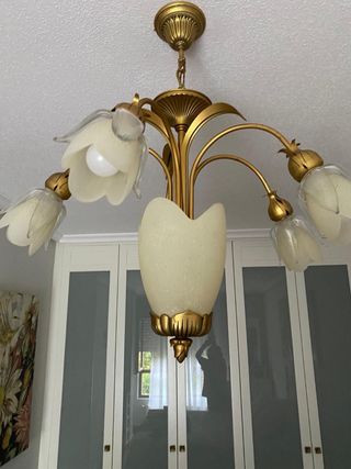 Lámpara de techo dorada y beige