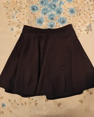 Dos faldas de vuelo elásticas.