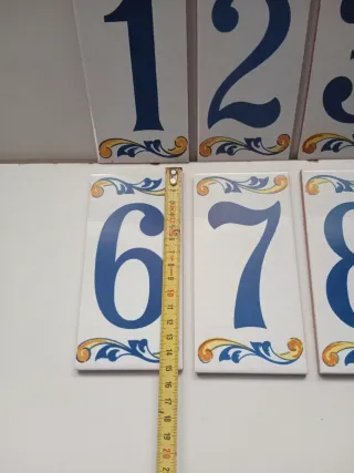 Números de cerámica decorados