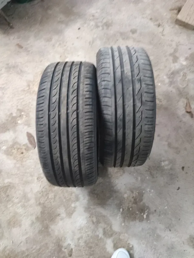 Neumáticos de coche 195 50 15 de un Ibiza