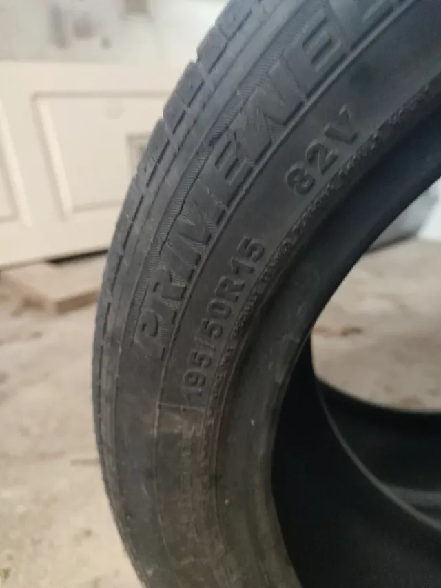 Neumáticos de coche 195 50 15 de un Ibiza